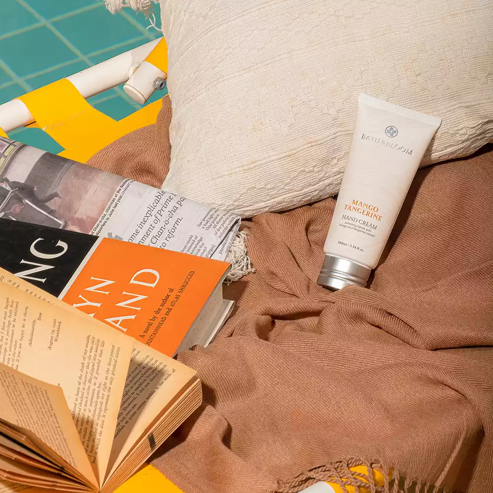 ผลิตภัณฑ์ Hand Cream ครีมบำรุงมือ และเล็บ กลิ่นมะม่วง ส้ม อุดมไปด้วยวิตามิน A, C และ E ที่ช่วยเพิ่มความชุ่มชื้น ลดความแห้งกร้าน บำรุงให้สุขภาพผิวมือและเล็บมีความแข็งแรง เนียนนุ่มน่าสัมผัส พร้อมปรับปรุงสีผิวให้ดูสม่ำเสมอ