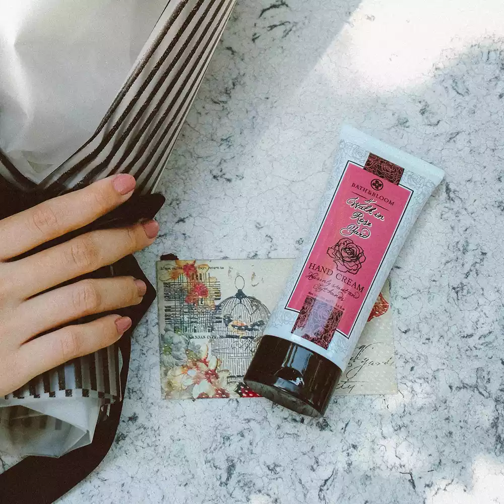 ครีมทามือ ครีมบำรุงมือ และเล็บ กลิ่นดอกกุหลาบ เพื่อมือที่เนียนนุ่ม สุขภาพเล็บแข็งแรง ลดความแห้งกร้าน และเพลิดเพลินไปกับกลิ่นหอมละมุนด้วยสารสกัดจากดอกกุหลาบ