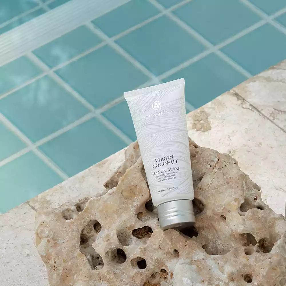 ครีมบำรุงสูตรออร์แกนิก เพื่อการดูแลผิวมือและเล็บ ให้เนียนนุ่มชุ่มชื้น ลดความแห้งกร้าน ผิวสุขภาพดี แข็งแรง ด้วยส่วนผสมจากธรรมชาติ 100% ไม่เหนียวเหนอะหนะ พร้อมกลิ่นหอมจากมะพร้าว ช่วยให้ผ่อนคลาย ครีมบำรุงสูตรออร์แกนิก เพื่อการดูแลผิวมือและเล็บ ให้เนียนนุ่มชุ่มชื้น ลดความแห้งกร้าน ผิวสุขภาพดี แข็งแรง ด้วยส่วนผสมจากธรรมชาติ 100% ไม่เหนียวเหนอะหนะ พร้อมกลิ่นหอมจากมะพร้าว ช่วยให้ผ่อนคลาย