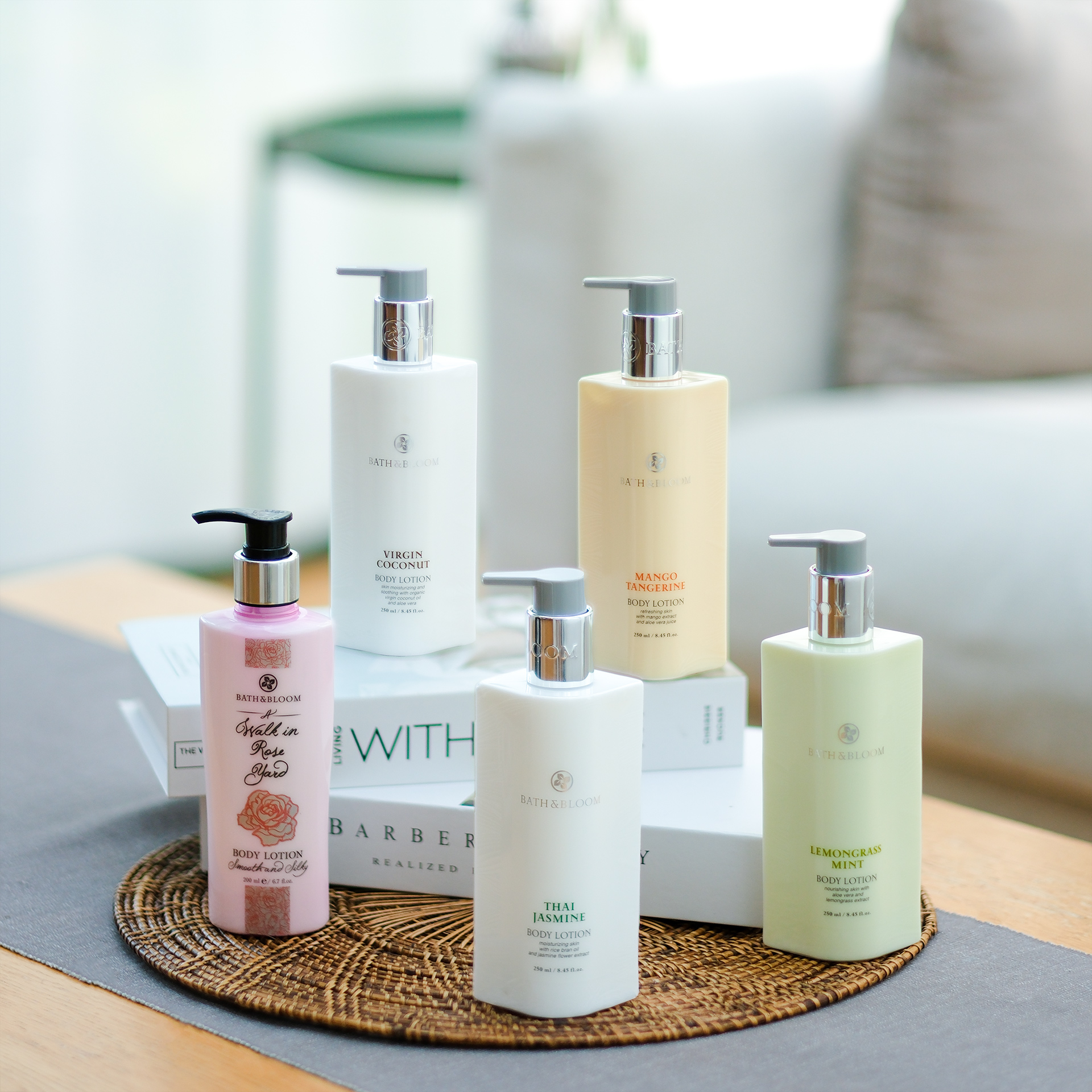 โลชั่น หรือครีมบำรุงผิวกาย ที่มีกลิ่นหอมจากธรรมชาติทั้ง 5 กลิ่น ได้แก่ กลิ่นดอกมะลิไทย, ตะไคร้หอมและใบมิ้นต์, มะม่วงและส้ม, มะพร้าว และกลิ่นดอกกุหลาบ แต่ละกลิ่นจะช่วยบำรุงและดูแลผิวของคุณ พร้อมทั้งให้กลิ่นหอมที่ช่วยบำบัดจิตใจ เพิ่มความผ่อนคลาย 