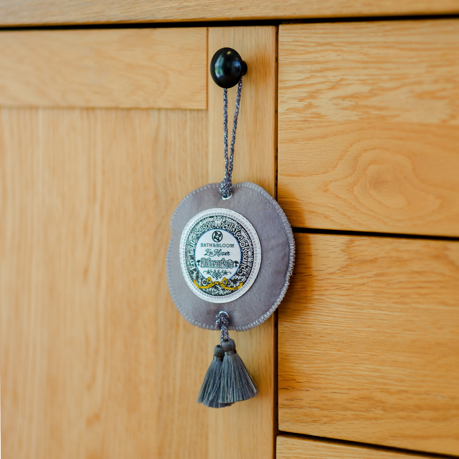 ถุงหอมปรับอากาศ กลิ่น Decembre (December) กลิ่นหอมละมุน อบอวล จากส่วนผสมของวนิลลา เมล็ดโกโก้ และน้ำตาลไหม้ ชวนให้นึกถึงบรรยากาศแห่งเทศกาล