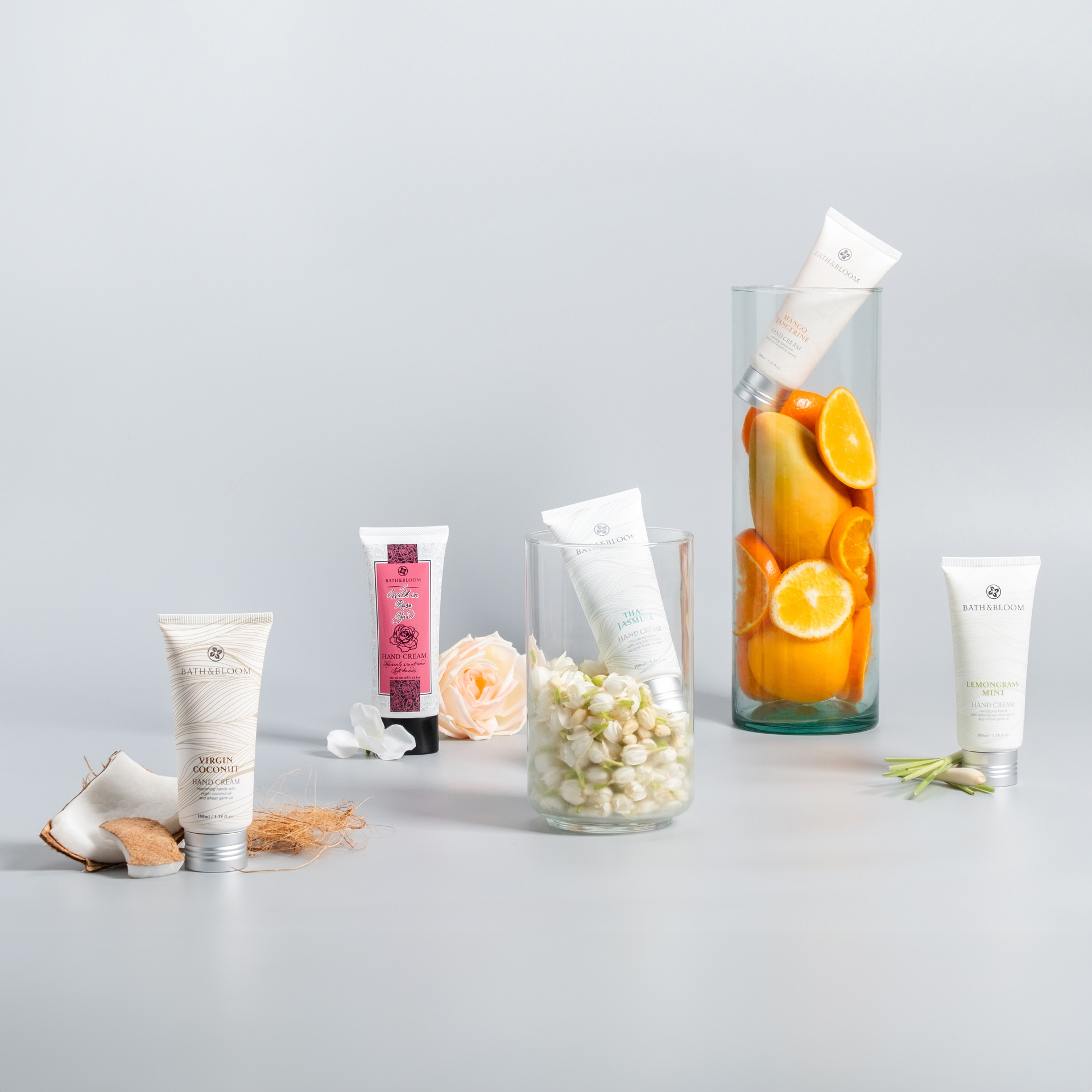 ครีมบำรุงมือ และเล็บ มาพร้อมกลิ่นหอมจากธรรมชาติ ได้แก่ กลิ่นดอกมะลิไทย, ตะไคร้หอมและใบมิ้นต์, มะม่วงและส้ม, มะพร้าว, ดอกกุหลาบ และกลิ่นที่มีส่วนผสมของน้ำมันหอมระเหยยูคาลิปตัส และน้ำมันหอมระเหยทีทรีออยล์ โดยแต่ละกลิ่นจะช่วยบำรุงและดูแลผิวของคุณ พร้อมทั้งให้กลิ่นหอมที่ช่วยบำบัดจิตใจ เพิ่มความผ่อนคลาย