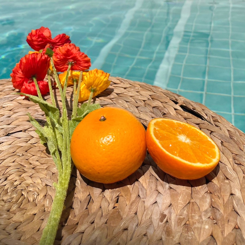 This body lotion is enriched with tangerine extract, a natural source of vitamin C that helps brighten the skin, enhance radiance, and promote a more even skin tone. It also helps reduce the appearance of premature wrinkles. Infused with a zesty citrus scent, it delivers a refreshing burst of energy every time you apply it.