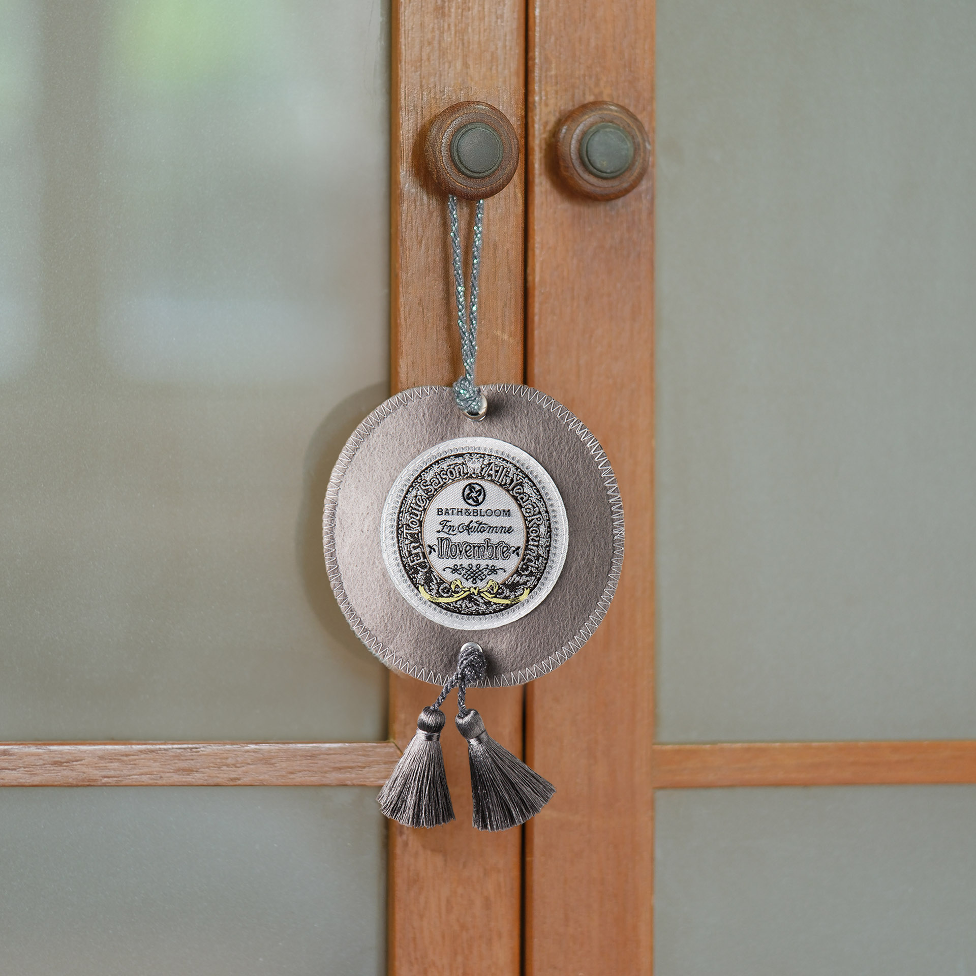 ถุงหอมปรับอากาศ กลิ่นจากไม้จันทร์หอม ดอกไอริส ดอกลิลลี่ และกลิ่นหอมสดชื่นจากส้มแมนดาริน ลดกลิ่นอับไม่พึ่งประสงค์ได้ทุกจุด