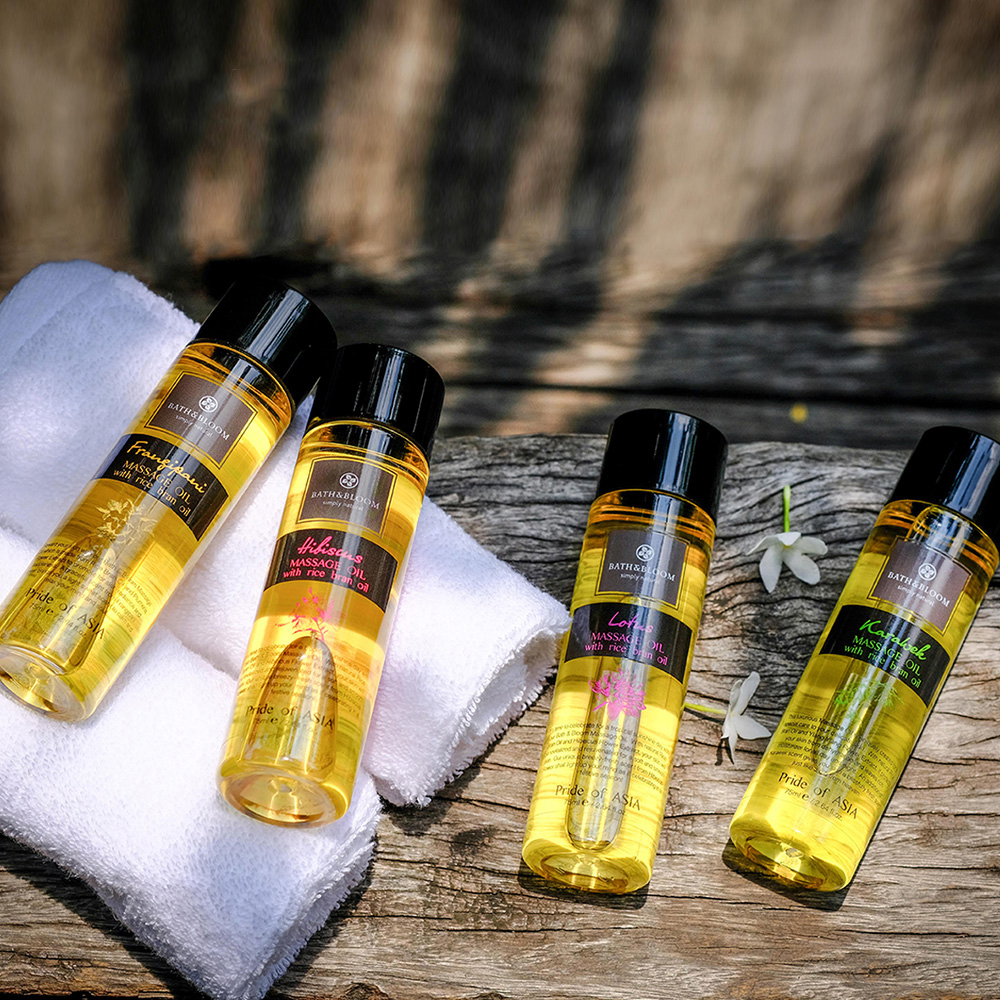 ผลิตภัณฑ์น้ำมันนวด มีกลิ่นหอมจาก 4 ดอกไม้แห่งเอเชีย ได้แก่ ดอกชบา ดอกลีลาวดี ดอกบัว และดอกการะเวก มาพร้อมขนาดพกพา ปริมาณกลิ่นละ 75 มล.