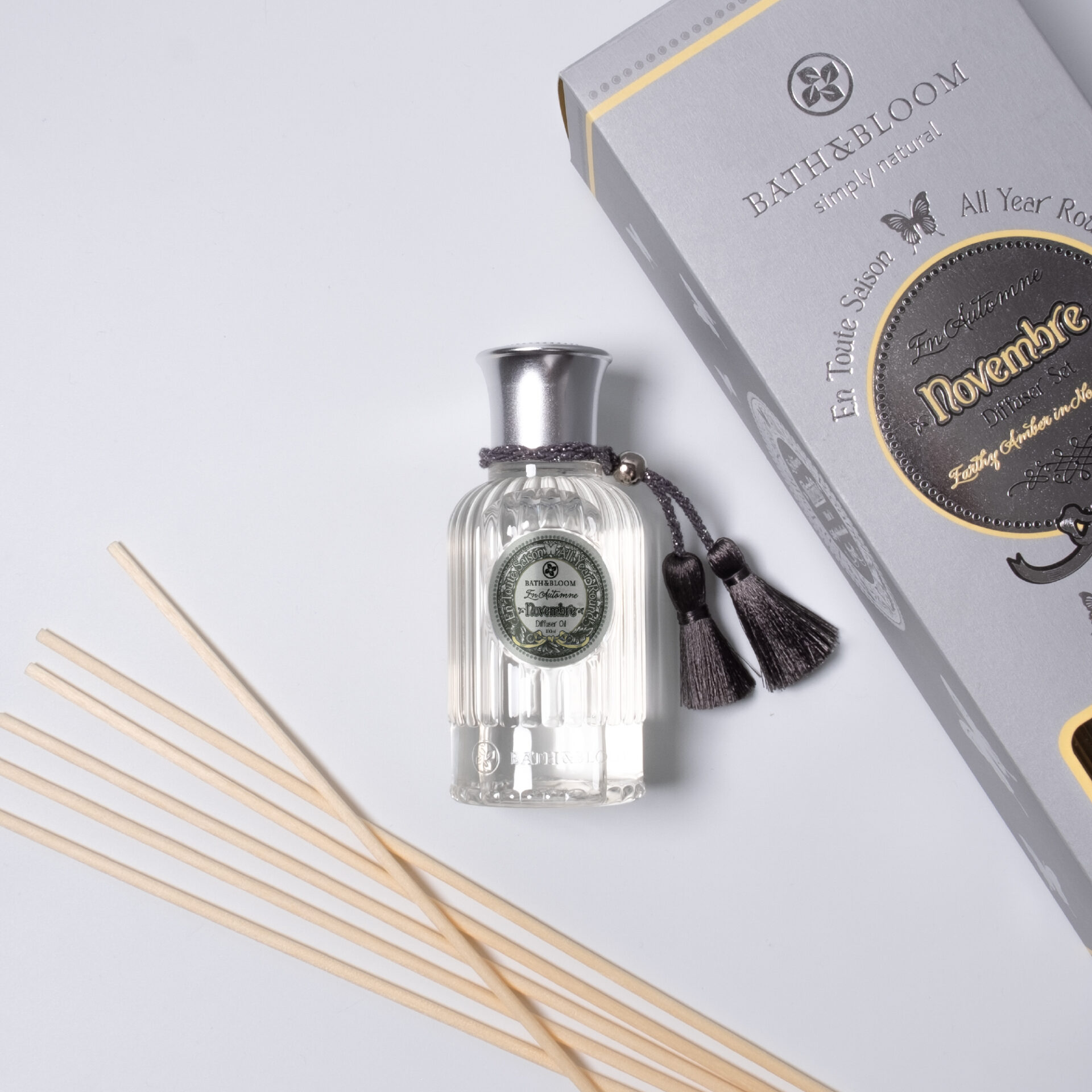 เพิ่มความสดชื่น ช่วยเติมพลังบวก สร้างความรู้สึกสงบ อบอุ่น และผ่อนคลายด้วย ชุดก้านไม้หอมปรับอากาศ จากกลิ่นของไม้จันทร์หอม ดอกไอริส ดอกลิลลี่ และส้มแมนดาริน