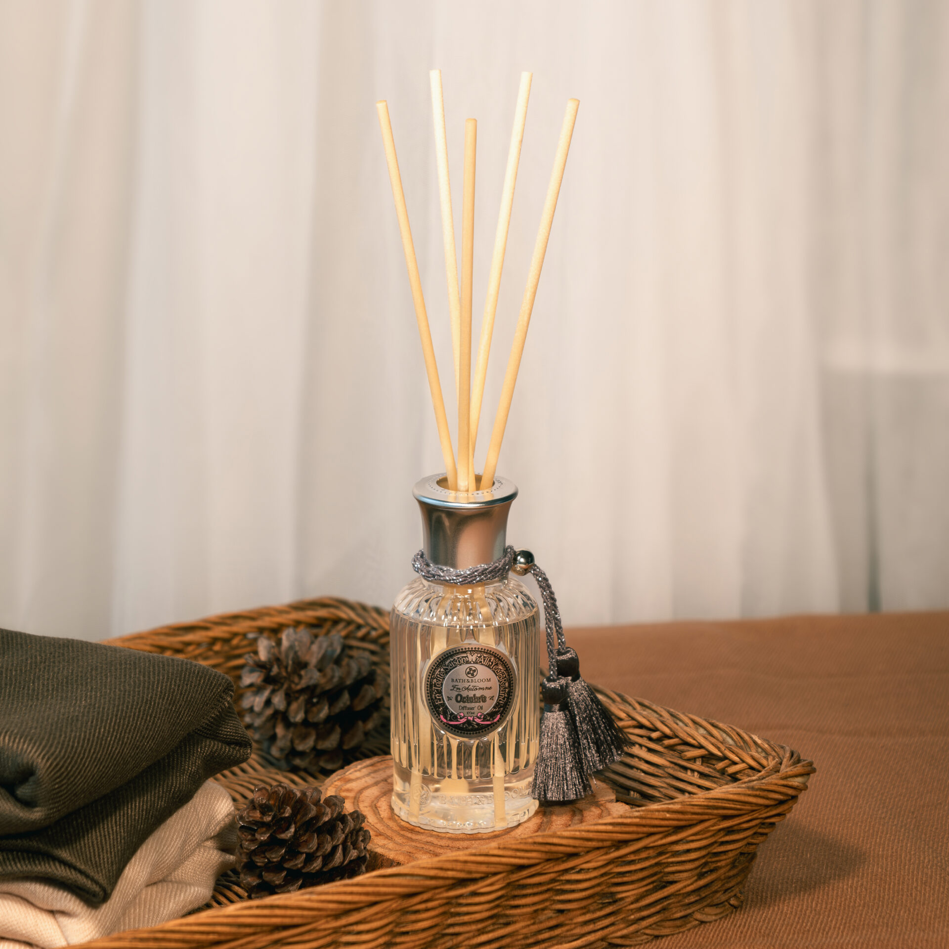 ชุดก้านไม้หอมปรับอากาศ กลิ่น Octobre (October) ขนาด 100 มล. บรรจุใน ชุดของขวัญ เครื่องหอมปรับอากาศ Infinite Bloom Set