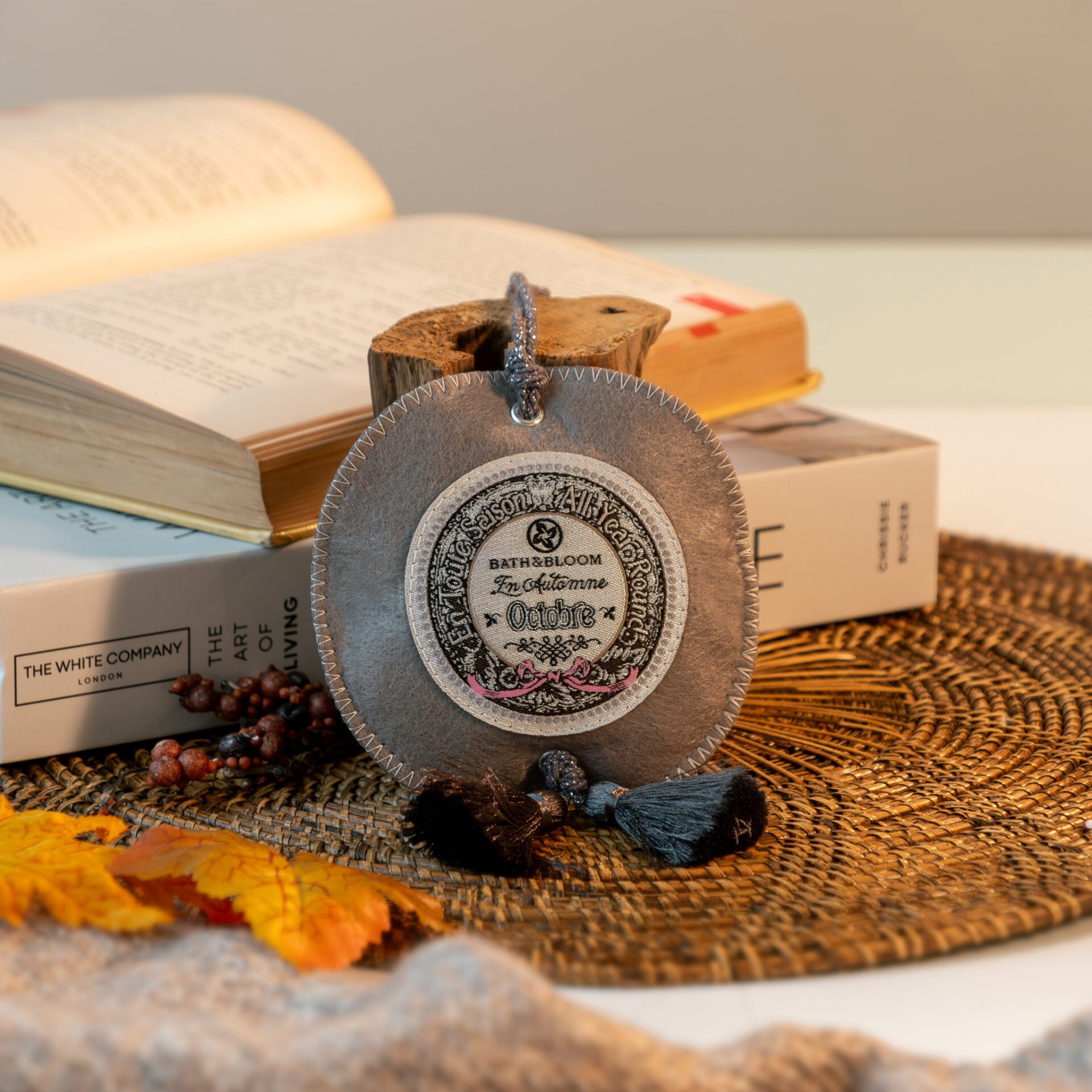 ถุงหอมปรับอากาศ กลิ่น Octobre (October) ขนาด 20 กรัม บรรจุใน ชุดของขวัญ เครื่องหอมปรับอากาศ Infinite Bloom Set