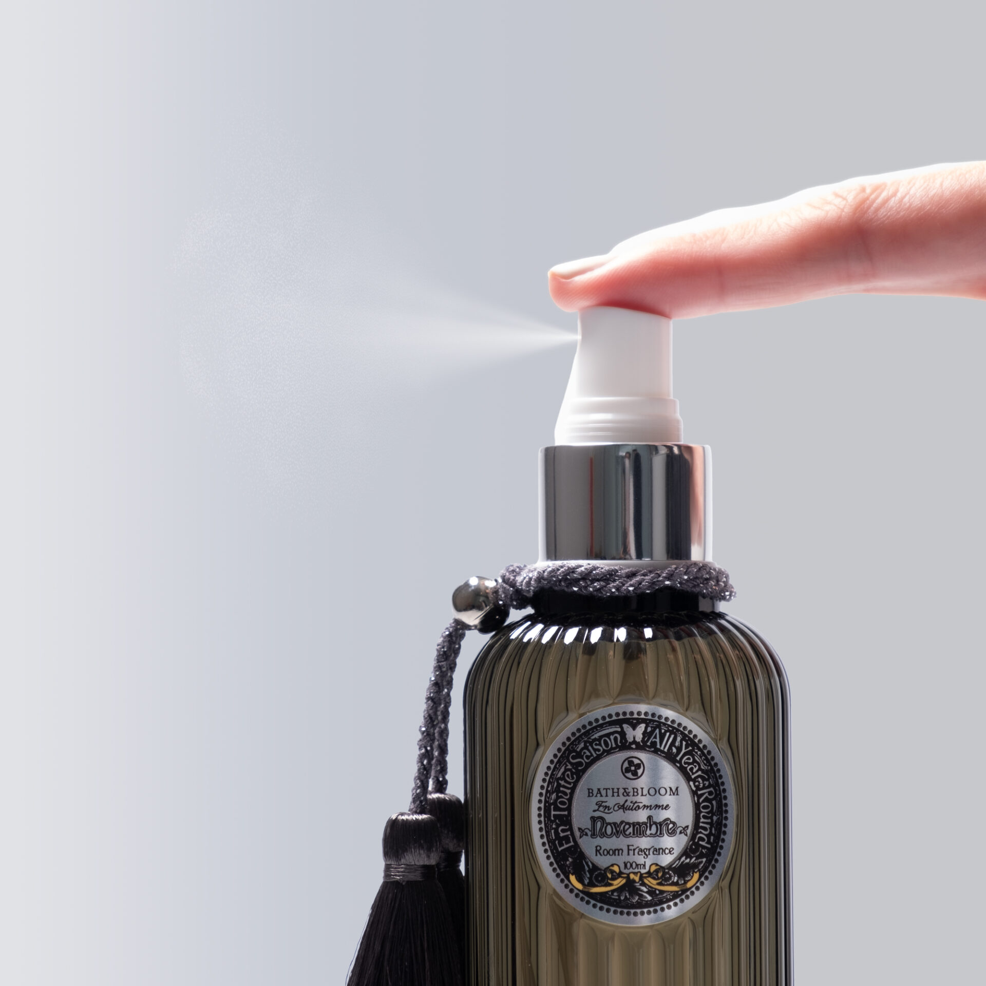 สเปรย์น้ำหอมปรับอากาศ สามารถนำมาฉีดพ่นลงบนถุงหอม เพื่อเพิ่มกลิ่นบนถุงหอม หรือฉีดสเปรย์น้ำหอมปรับอากาศให้ทั่วในบริเวณที่ต้องการ 