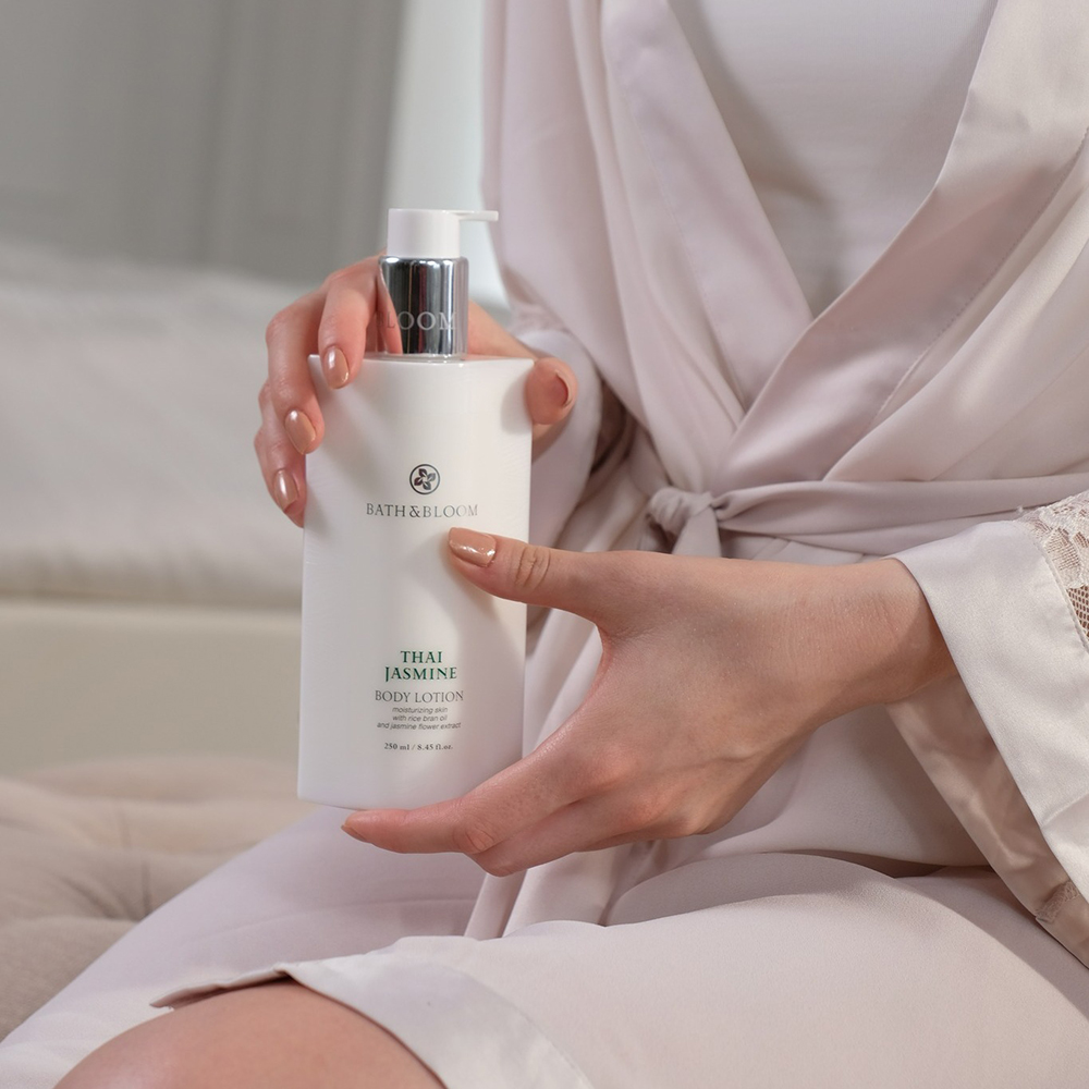 ผลิตภัณฑ์โลชั่น ครีมบำรุงผิว กลิ่นดอกมะลิไทย ช่วยลดเลือนริ้วรอย ลดการอักเสบของผิวหนัง บำรุงผิวให้เนียนนุ่ม และปรับสภาพผิวให้มีความเรียบเนียนสม่ำเสมอแลดูเป็นธรรมชาติ