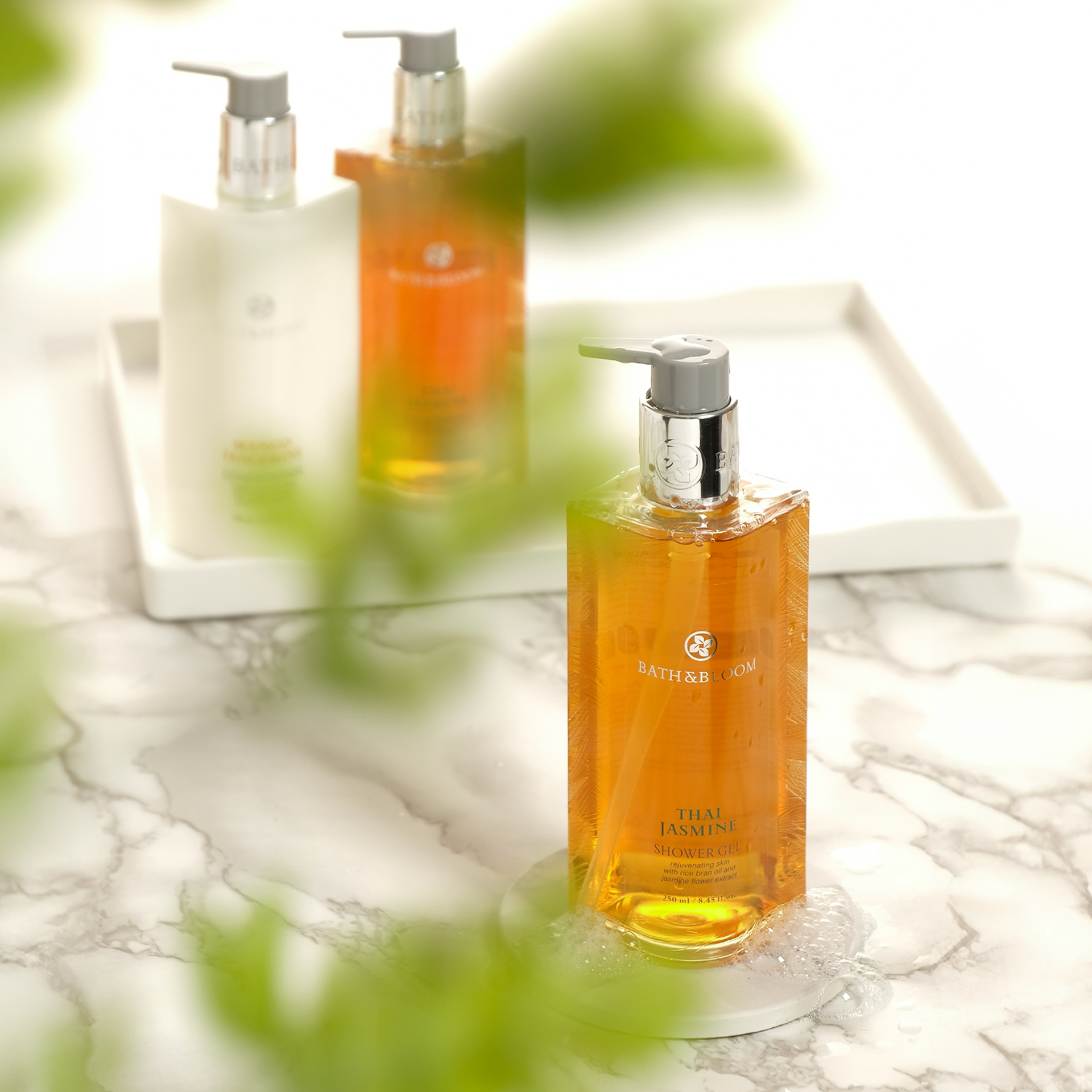 บาธ แอนด์ บลูม สบู่เหลวเจลอาบน้ำ กลิ่นดอกมะลิไทย (Thai Jasmine) ให้กลิ่นหอมอ่อนๆ ทำความสะอาดผิวได้อย่างหมดจด ฟองละเอียดนุ่ม ล้างออกง่าย