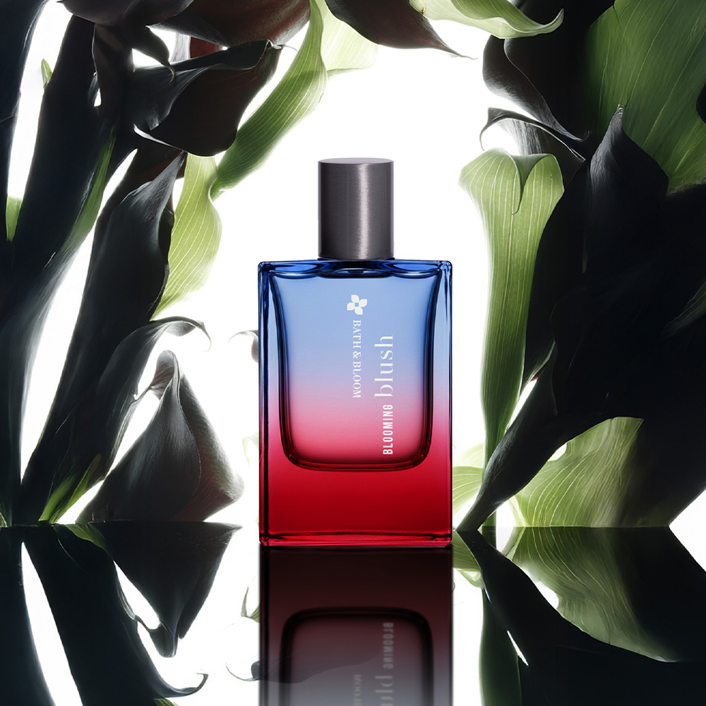 Blooming Blush Eau de Parfum กลิ่นหอมแห่งความอ่อนโยน แต่แฝงไปด้วยความกล้าหาญอันทรงพลังที่สง่างาม Blooming Blush Eau de Parfum กลิ่นหอมแห่งความอ่อนโยน แต่แฝงไปด้วยความกล้าหาญอันทรงพลังที่สง่างาม