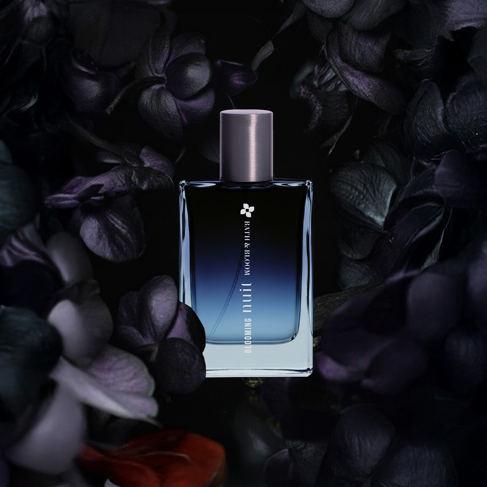 Blooming Nuit Eau de Parfum สะท้อนความมั่นใจอย่างเงียบๆ — ลึกซึ้ง สุขุม และดึงดูดใจอย่างไม่อาจต้านทาน กลิ่นหอมอันประณีตนี้ช่วยเสริมบุคลิกของคุณด้วยเสน่ห์ที่สงบแต่ทรงพลัง Blooming Nuit Eau de Parfum สะท้อนความมั่นใจอย่างเงียบๆ — ลึกซึ้ง สุขุม และดึงดูดใจอย่างไม่อาจต้านทาน กลิ่นหอมอันประณีตนี้ช่วยเสริมบุคลิกของคุณด้วยเสน่ห์ที่สงบแต่ทรงพลัง